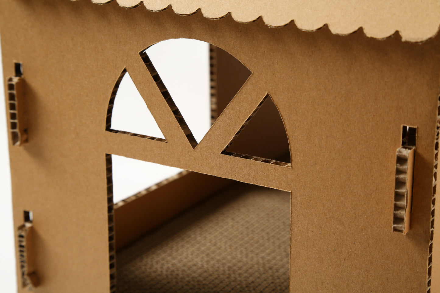 ネコトクラス　キャットハウス　ダンボールハウス（家型爪とぎ）