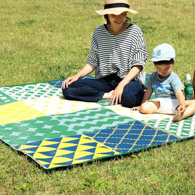 パッチワーク調 洗える ラグ アウトドア 収納袋付き 国産 日本製 丈夫 約174×174cm 江戸間2畳