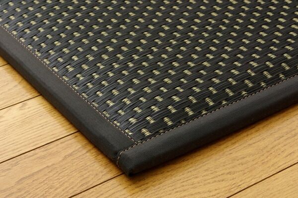 日本製 い草 ユニット畳/置き畳 【82×82×2.3cm 4枚 ナチュラル2枚 ブラック2枚】 中材：低反発ウレタン＋フェルト 遮音 対騒音【代引NG】