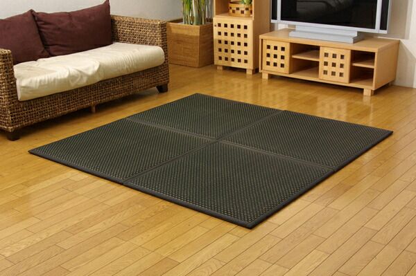 日本製 い草 ユニット畳/置き畳 【82×82×2.3cm 6枚 ナチュラル3枚 ブラック3枚】 中材：低反発ウレタン＋フェルト 遮音 対騒音【代引NG】